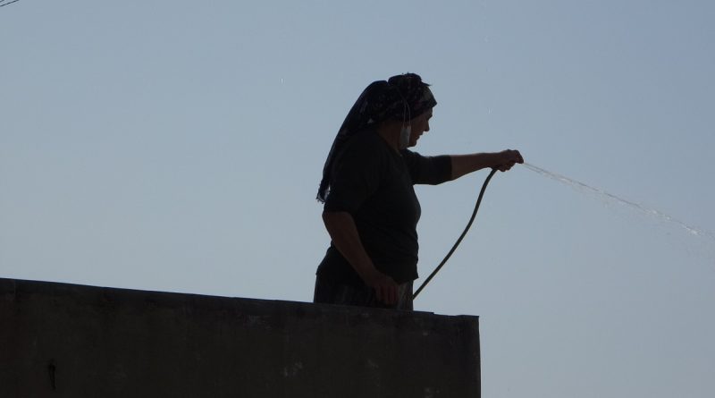 Pendik’te yanan gecekonduya vatandaştan hortumlu müdahale