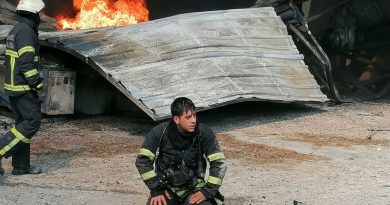 Plastik fabrikasının depo bölümü alev alev yandı, 1 işçi dumandan etkilendi