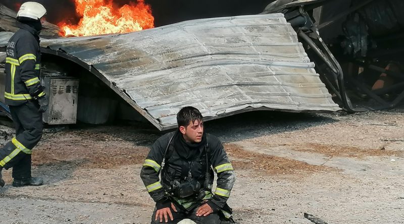 Plastik fabrikasının depo bölümü alev alev yandı, 1 işçi dumandan etkilendi