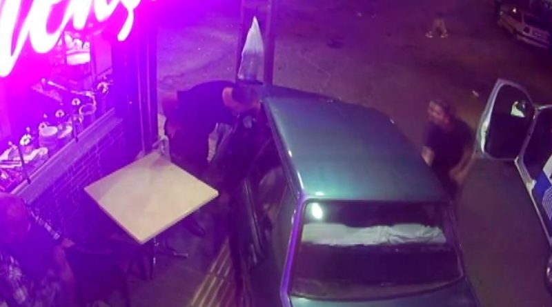 Polis ekiplerinden kaçan sürücü direğe çarparak durdu