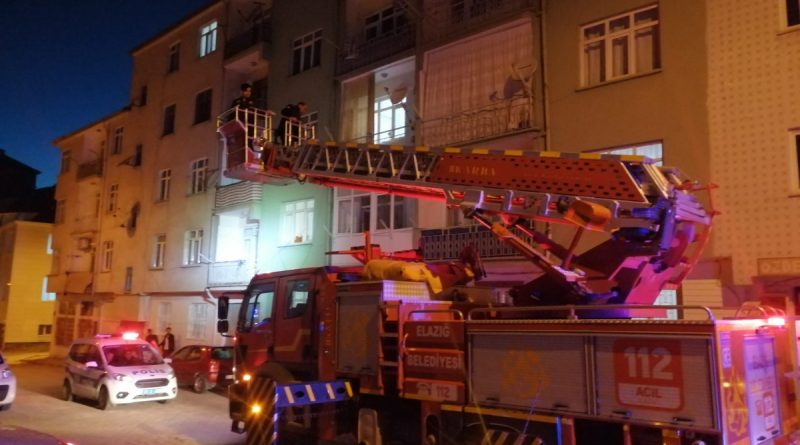 Polis kapıdan, itfaiye ekipleri pencereden girerek kurtardı
