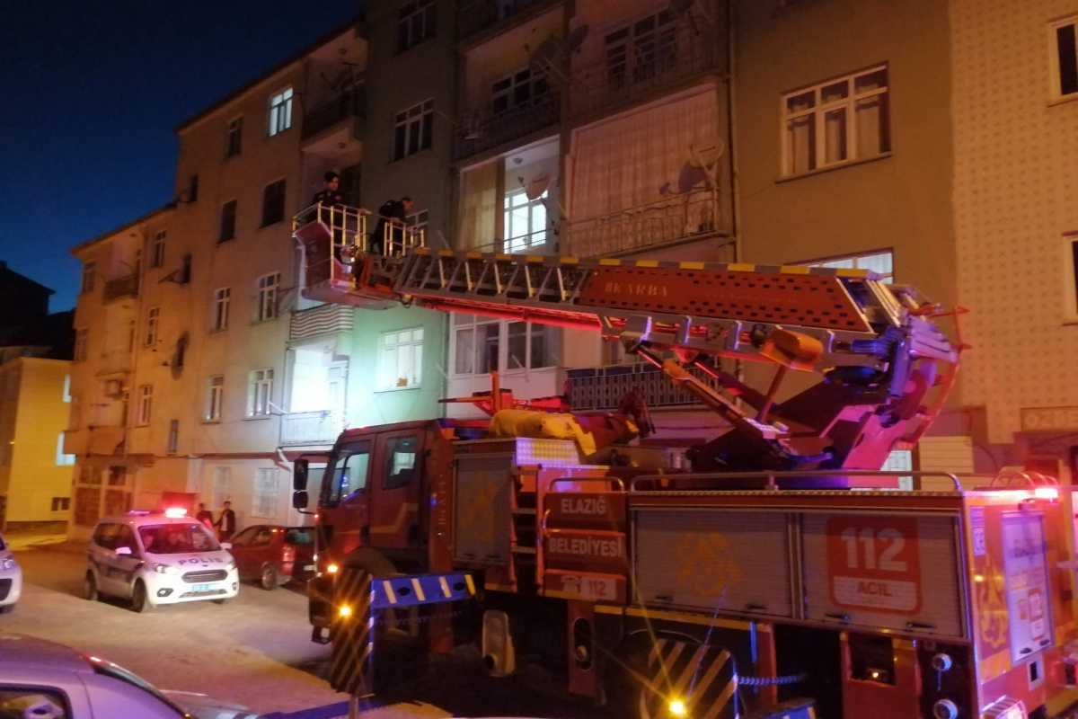 Polis kapıdan, itfaiye ekipleri pencereden girerek kurtardı