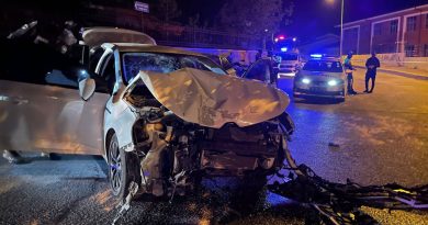 Polisten kaçan sürücü otomobille duvara çarptı: 2 yaralı