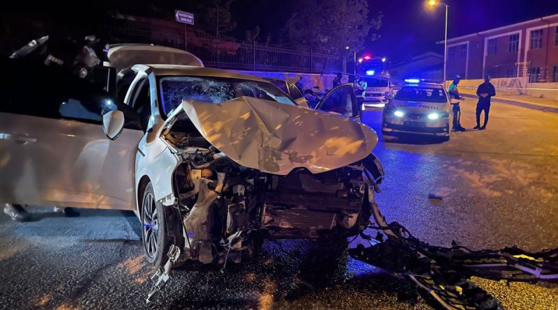 Polisten kaçan sürücü otomobille duvara çarptı: 2 yaralı