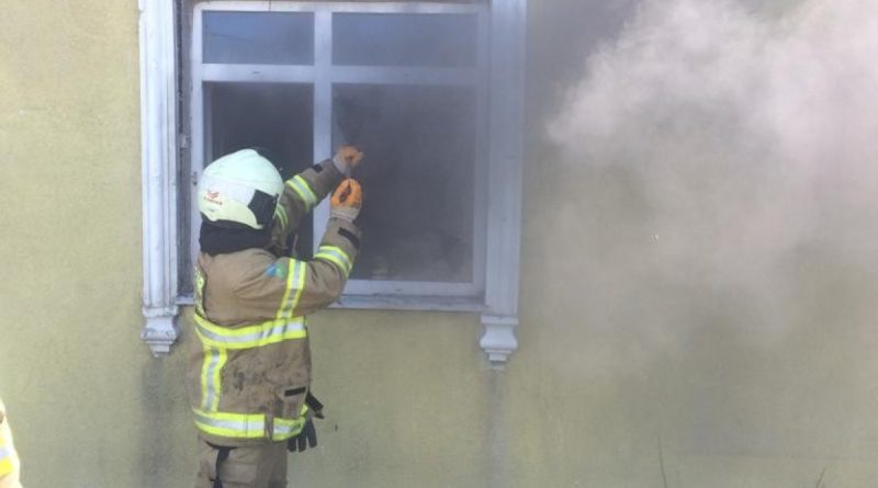 Prizde unutulan şarj cihazı evi yaktı