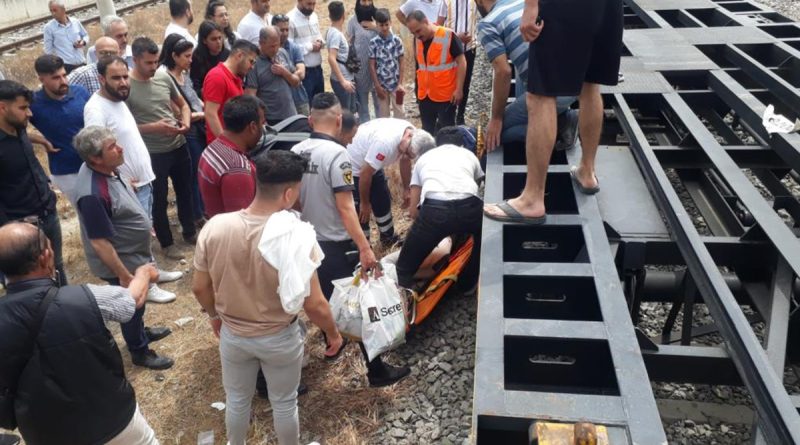 Raylardan geçerken trenin çarptığı genç kız hastanelik oldu