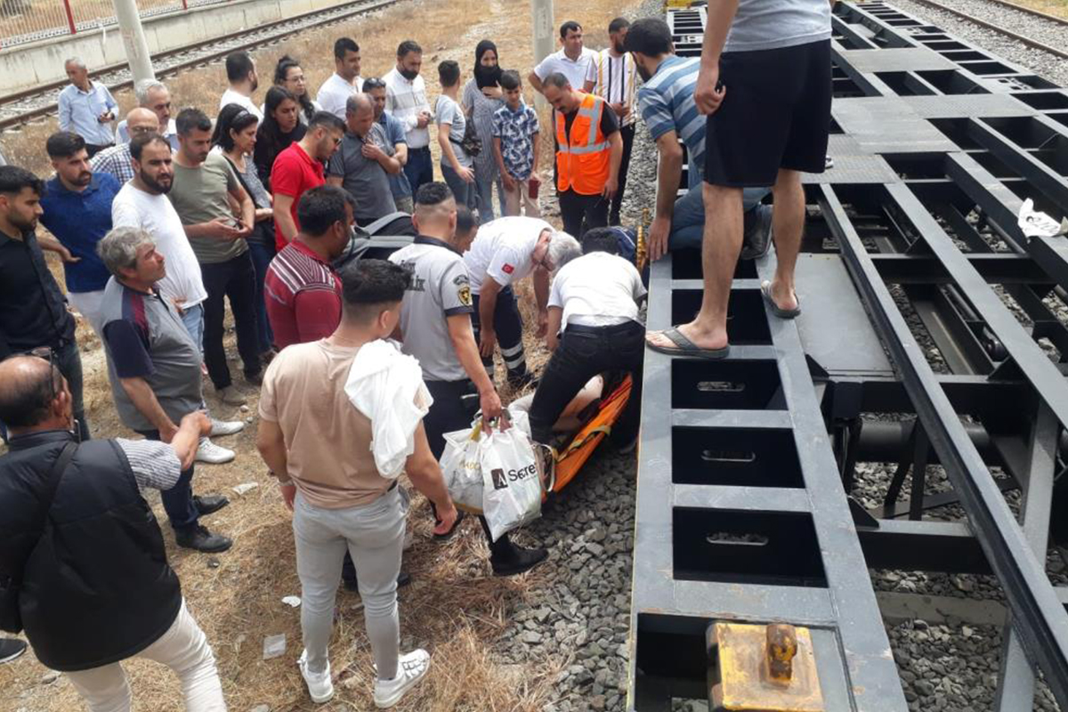 Raylardan geçerken trenin çarptığı genç kız hastanelik oldu