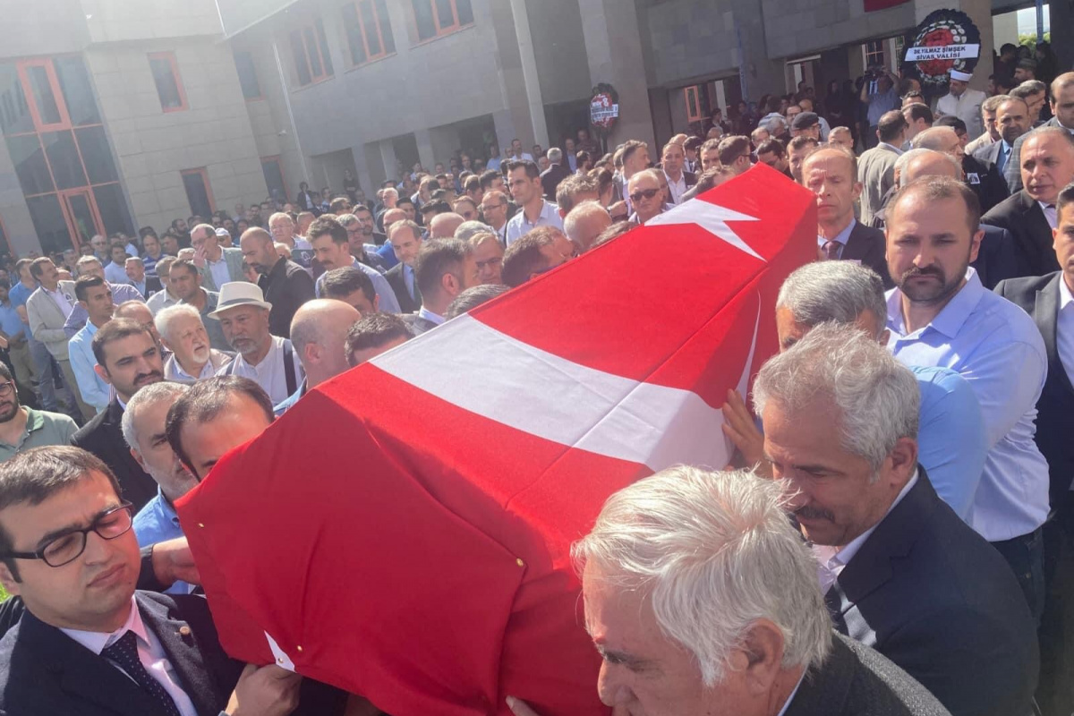 Rektör yardımcısı kalbine yenildi