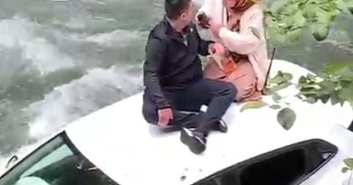 Rize’de dereye uçan aracın üzerine çıkarak yardım beklediler