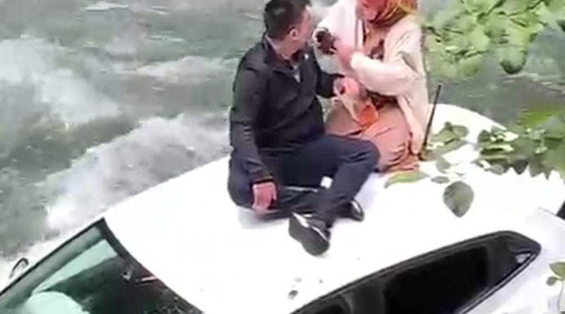 Rize’de dereye uçan aracın üzerine çıkarak yardım beklediler