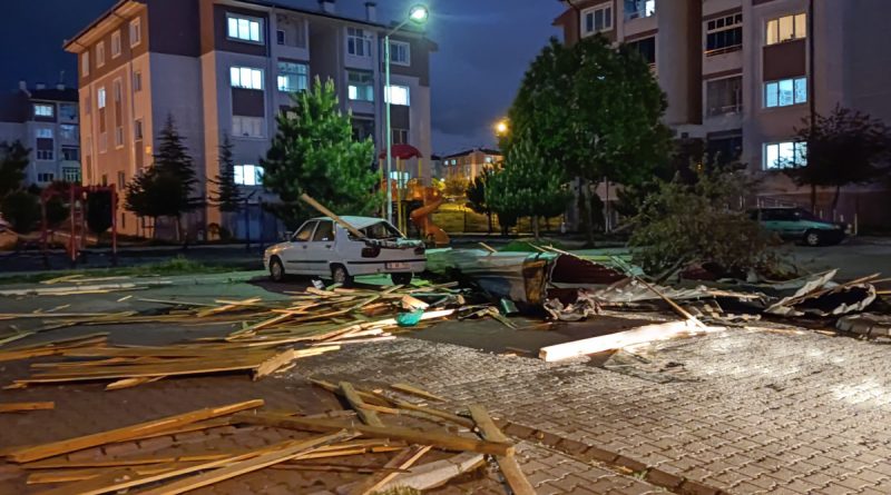 Rüzgarda uçan çatı kağıt gibi katlandı: 1 yaralı
