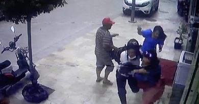 Rüzgarın kopardığı beton parçalarından saniyelerle kurtuldular