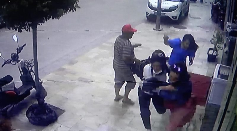 Rüzgarın kopardığı beton parçalarından saniyelerle kurtuldular