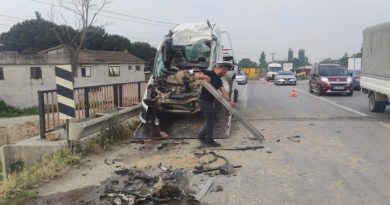 Saman yüklü kamyona arkadan çarpan araç sürücüsü ağır yaralandı