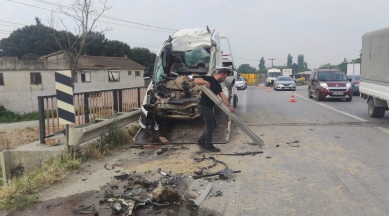 Saman yüklü kamyona arkadan çarpan araç sürücüsü ağır yaralandı