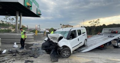 Samandıra gişelerde araç beton bariyere çarptı: 2 yaralı
