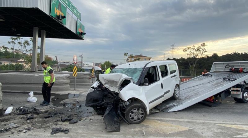 Samandıra gişelerde araç beton bariyere çarptı: 2 yaralı