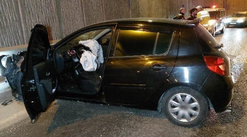 Samsun'da otomobil alt geçitte bariyere çarptı: 2 yaralı