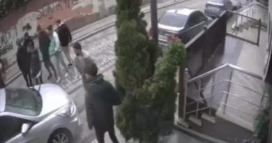 Sancaktepe'de silahlı kavga kamerada: Saldıran husumetlisine kurşun yağdırdı