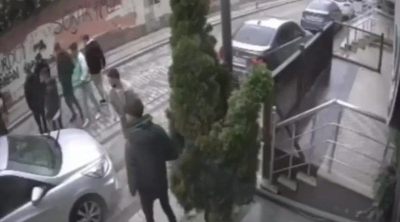 Sancaktepe'de silahlı kavga kamerada: Saldıran husumetlisine kurşun yağdırdı