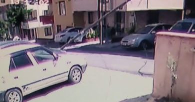 Sancaktepe’de tır elektrik direğini devirdi, anne ve çocukları kıl payı kurtuldu