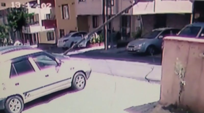 Sancaktepe’de tır elektrik direğini devirdi, anne ve çocukları kıl payı kurtuldu