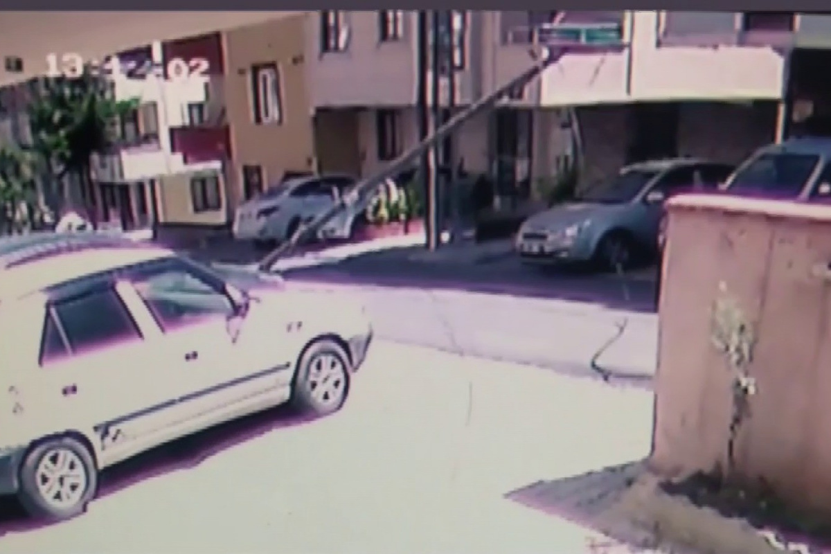 Sancaktepe’de tır elektrik direğini devirdi, anne ve çocukları kıl payı kurtuldu