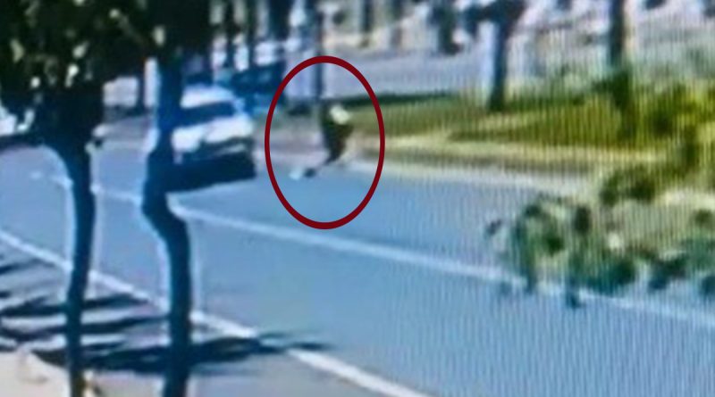 Şanlıurfa’da otomobilin kadına çarpma anı kamerada