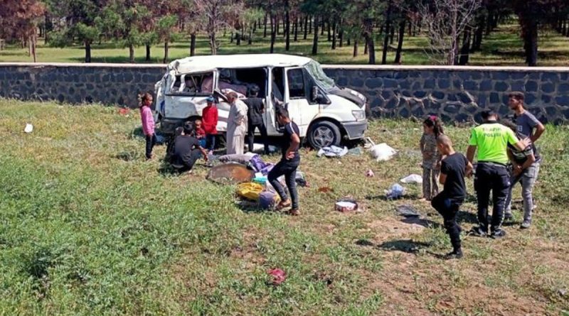 Şanlıurfa'da tarım işçilerini taşıyan minibüs devrildi: 5 yaralı