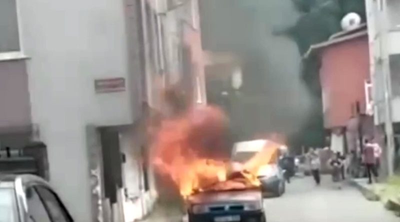 Sarıyer’de park halindeki otomobil alev alev yandı