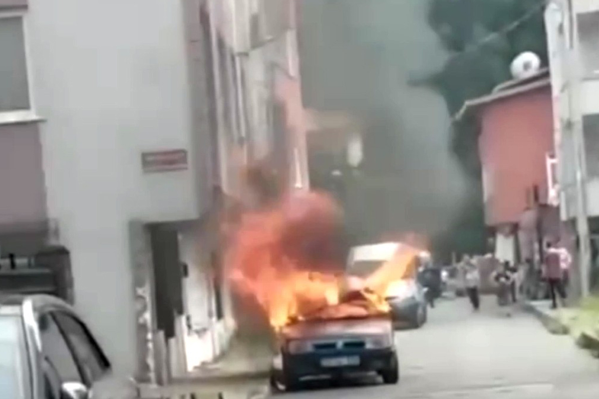 Sarıyer’de park halindeki otomobil alev alev yandı