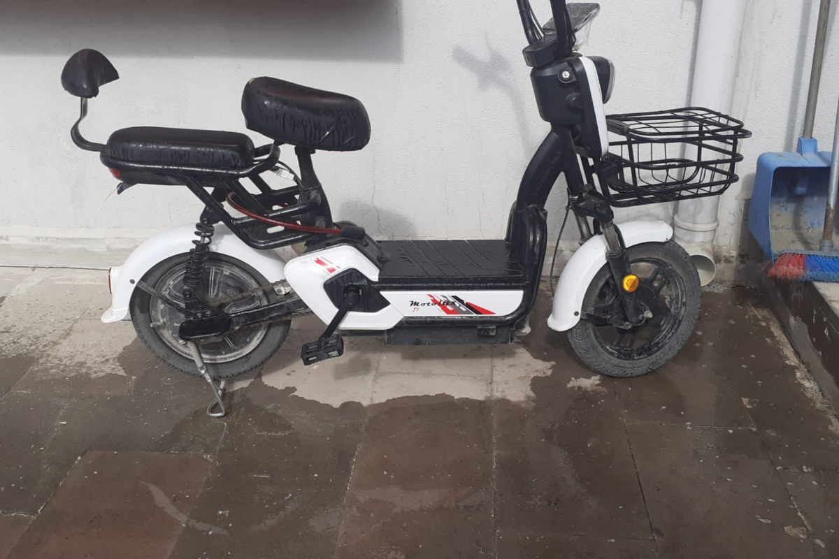 Satın alacakmış gibi yapıp kontrol amaçlı aldığı motosiklet ve elektrikli bisikleti çaldı