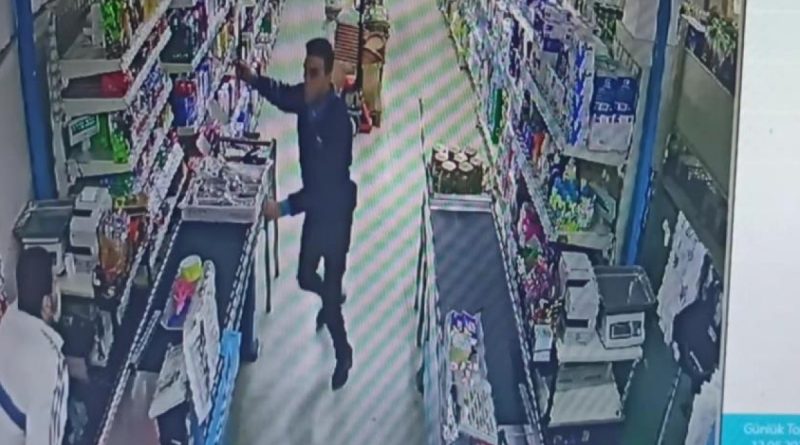 Satırlı, bıçaklı gaspçıyı market çalışanı böyle kovaladı