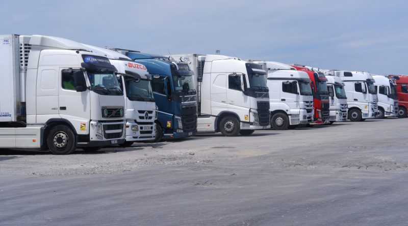 Sebze ve meyve taşıyan tırlar günlerdir Kapıkule’de bekliyor