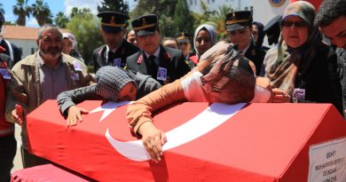 Şehidi annesi ve eşi asker selamıyla uğurladı