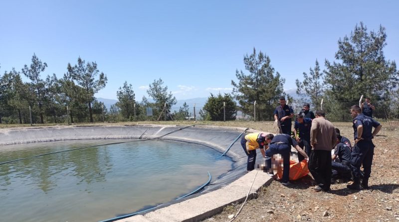Serinlemek için yangın havuzuna giren çocuk boğuldu