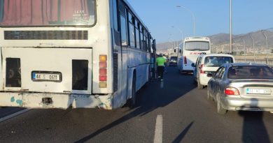 Servis araçları çarpıştı: 4 yaralı