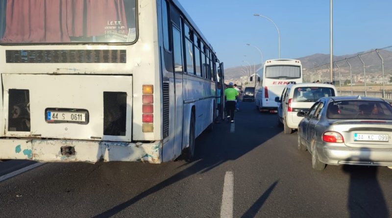 Servis araçları çarpıştı: 4 yaralı