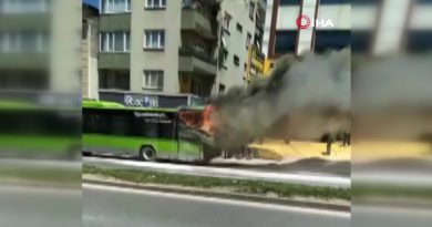 Seyir halindeki belediye otobüsü alev alev yandı