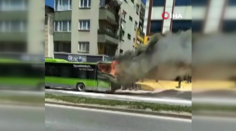 Seyir halindeki belediye otobüsü alev alev yandı
