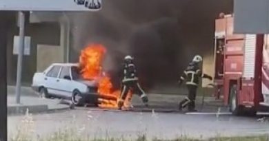 Seyir halindeki otomobil alev topuna döndü