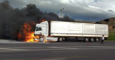 Seyir halindeki tır alev aldı, sürücü son anda kurtuldu