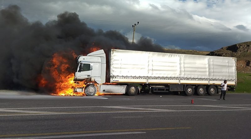 Seyir halindeki tır alev aldı, sürücü son anda kurtuldu