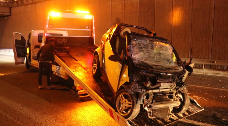 Seyir halindeki tıra çarpan Smart marka otomobilin sürücüsü sıkıştı