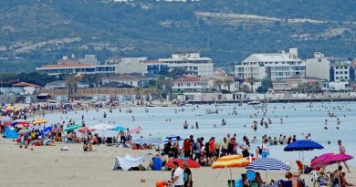 Sıcaklık arttı, tatilciler Çeşme'ye akın etti