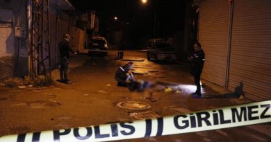 Silahlı çatışmada başından vurulan kişi öldü