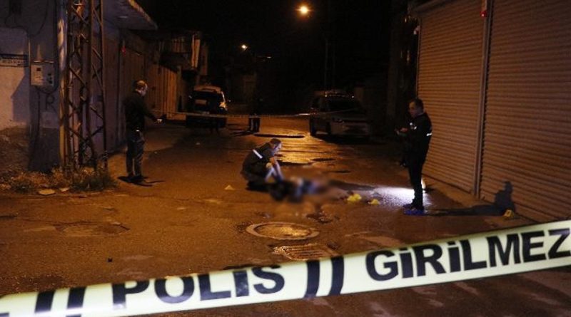 Silahlı çatışmada başından vurulan kişi öldü