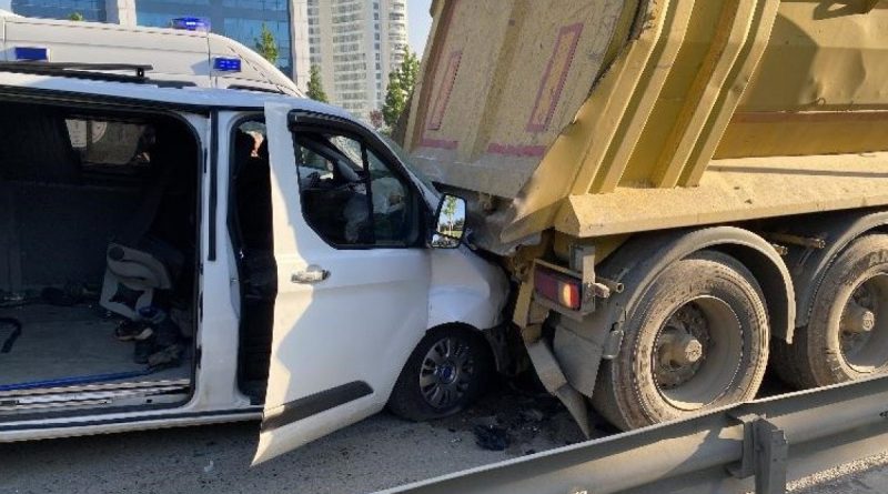 Şile yolunda işçileri taşıyan minibüs kaza yaptı: 11 yaralı