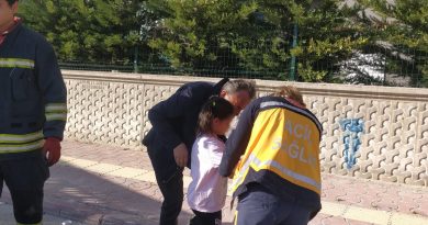 Sinir krizi geçirip bıçakla evin kapısına dayandı, polis güçlükle ikna etti