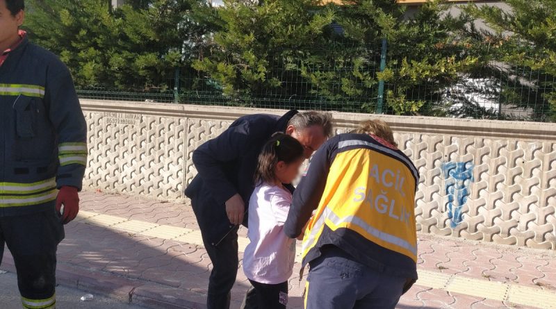 Sinir krizi geçirip bıçakla evin kapısına dayandı, polis güçlükle ikna etti